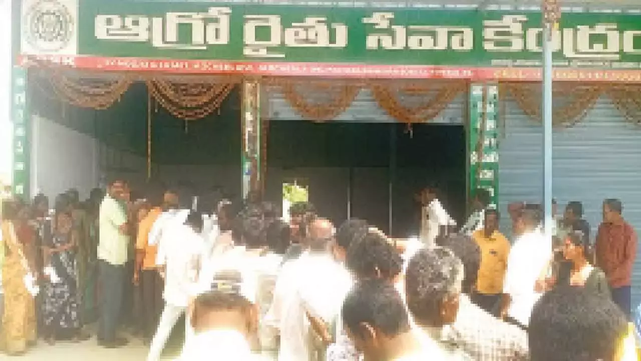 Telangana: यूरिया केंद्रों पर ‘नो स्टॉक’ बोर्ड लगने से जिले के किसानों में दहशत Telangana: यूरिया केंद्रों पर ‘नो स्टॉक’ बोर्ड लगने से जिले के किसानों में दहशत