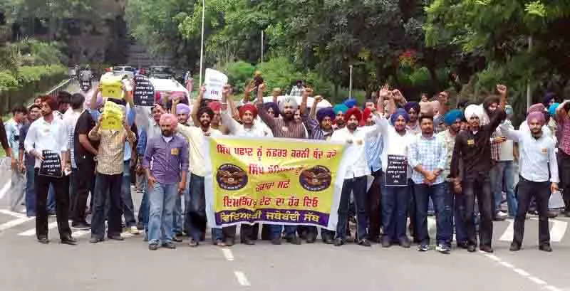 Sikh महिला को परीक्षा देने से रोके जाने पर छात्रों ने धार्मिक भेदभाव का विरोध किया Sikh महिला को परीक्षा देने से रोके जाने पर छात्रों ने धार्मिक भेदभाव का विरोध किया