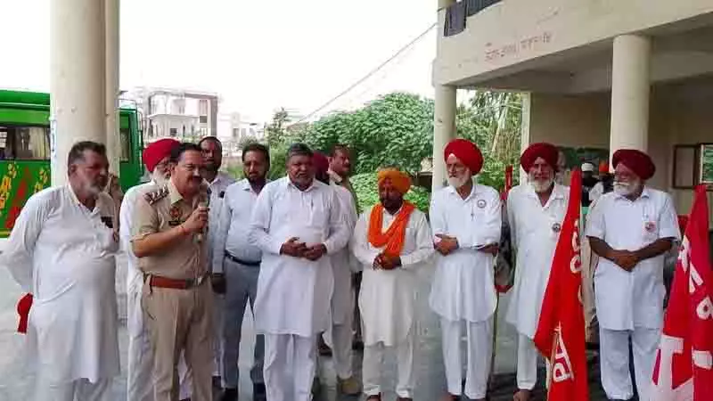 Amritsar: कथित पुलिस पक्षपात के खिलाफ भिखीविंड में विरोध प्रदर्शन Amritsar: कथित पुलिस पक्षपात के खिलाफ भिखीविंड में विरोध प्रदर्शन