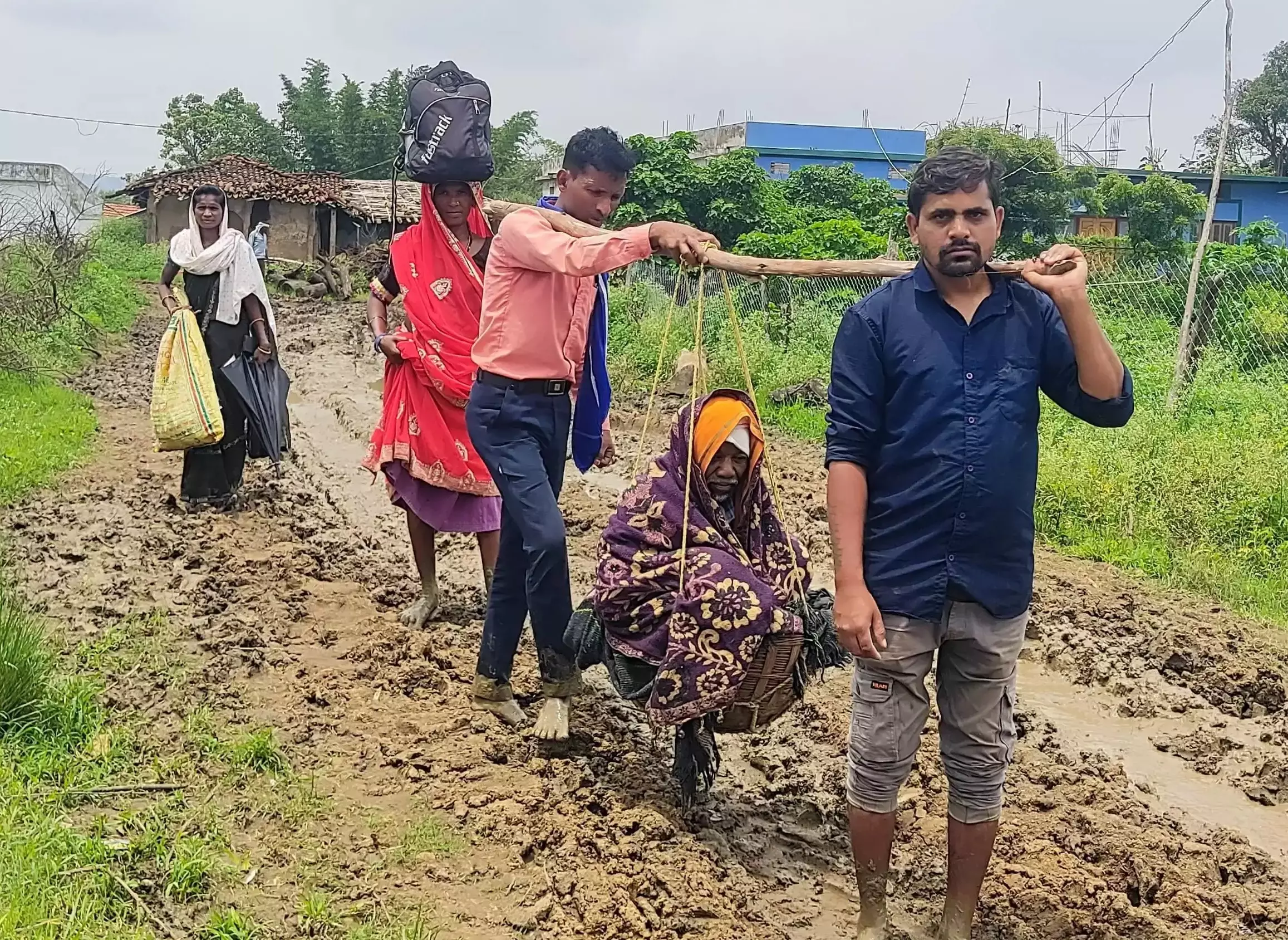 Anuppur: चिकित्सा वाहन लाचार, बीमार को कंधे पर उठाकर पहुंचे लोग Anuppur: चिकित्सा वाहन लाचार, बीमार को कंधे पर उठाकर पहुंचे लोग