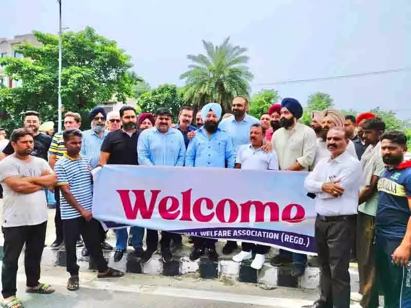 Amritsar MC के शीर्ष अधिकारियों और औद्योगिक संघ ने हाथ मिलाया Amritsar MC के शीर्ष अधिकारियों और औद्योगिक संघ ने हाथ मिलाया