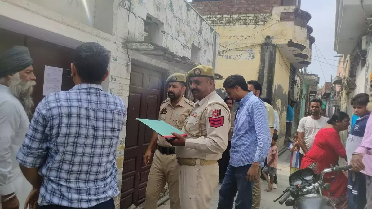 Jammu: गट्टारू मर्डर केस में फरार आरोपियों की तलाश तेज, घरों पर कोर्ट नोटिस चस्पा Jammu: गट्टारू मर्डर केस में फरार आरोपियों की तलाश तेज, घरों पर कोर्ट नोटिस चस्पा