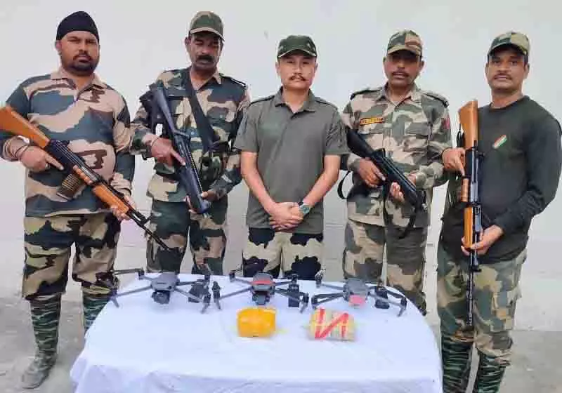 BSF ने तस्करी की कोशिश नाकाम की, ड्रोन और हेरोइन के साथ दो लोगों को पकड़ा BSF ने तस्करी की कोशिश नाकाम की, ड्रोन और हेरोइन के साथ दो लोगों को पकड़ा