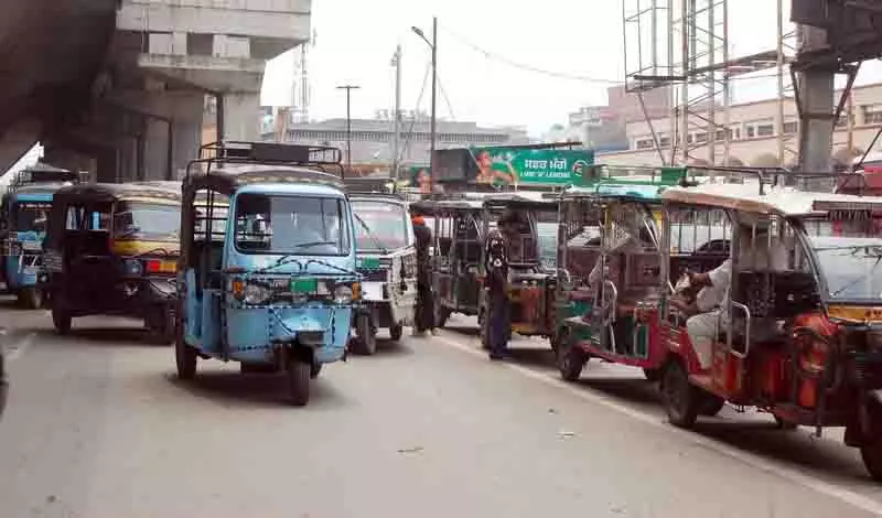 ऑटो चालकों की अवैध पार्किंग से Amritsar में यातायात की समस्या बढ़ी ऑटो चालकों की अवैध पार्किंग से Amritsar में यातायात की समस्या बढ़ी