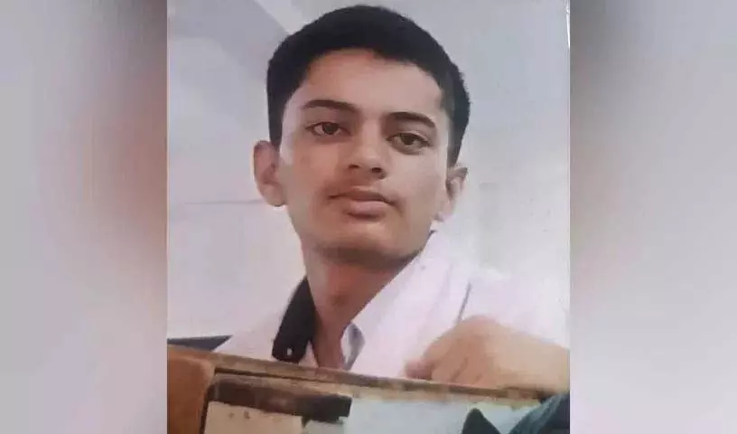 RIMS Medical College में छात्र ने फांसी लगाकर आत्महत्या कर ली RIMS Medical College में छात्र ने फांसी लगाकर आत्महत्या कर ली