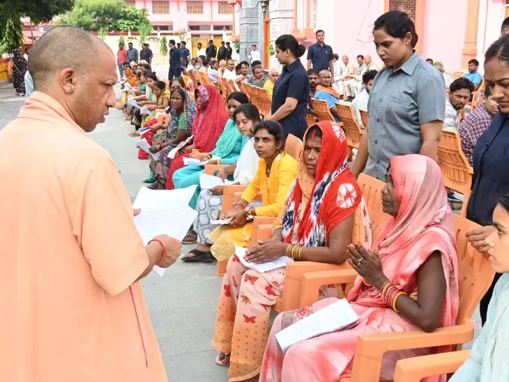 Gorakhpur: CM योगी ने 200 मामलों को गंभीरता से सुना, कार्रवाई के निर्देश दिए Gorakhpur: CM योगी ने 200 मामलों को गंभीरता से सुना, कार्रवाई के निर्देश दिए