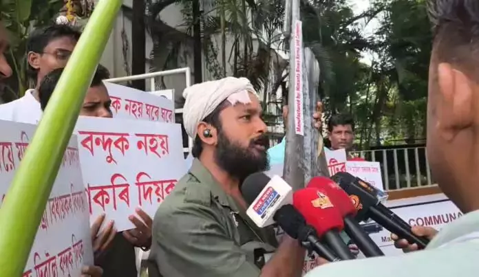 नागरिक समूह ने Assam सरकार के स्वदेशी लोगों को हथियार लाइसेंस जारी करने के फैसले का विरोध किया नागरिक समूह ने Assam सरकार के स्वदेशी लोगों को हथियार लाइसेंस जारी करने के फैसले का विरोध किया