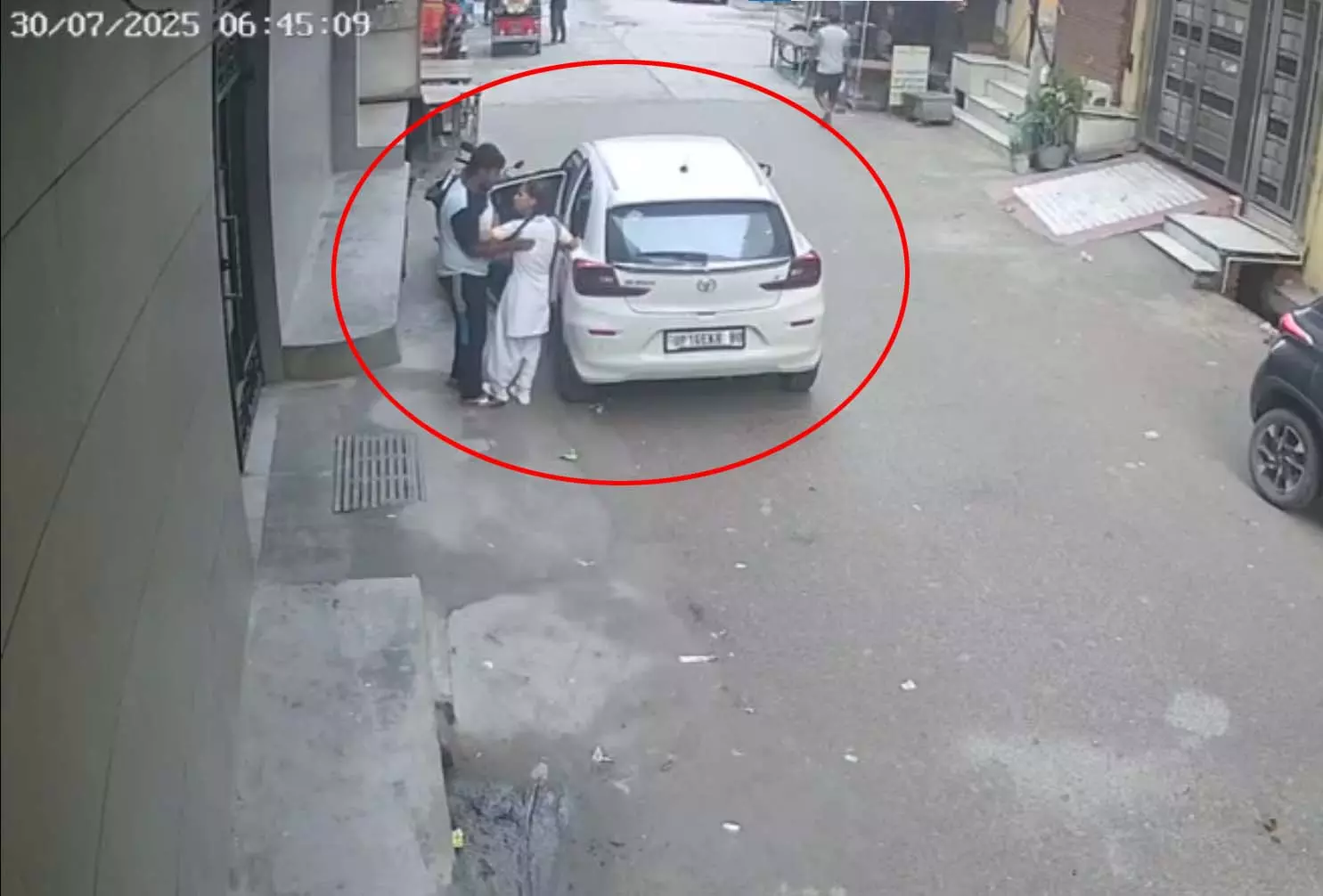 BIG BREAKING: दिनदहाड़े 15 साल की बच्ची का अपहरण, देखें LIVE VIDEO... BIG BREAKING: दिनदहाड़े 15 साल की बच्ची का अपहरण, देखें LIVE VIDEO...