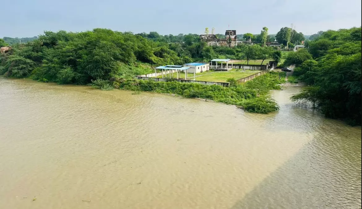 Auraiya: यमुना में बाढ़ का खतरा, प्रशासन ने कसी कमर Auraiya: यमुना में बाढ़ का खतरा, प्रशासन ने कसी कमर
