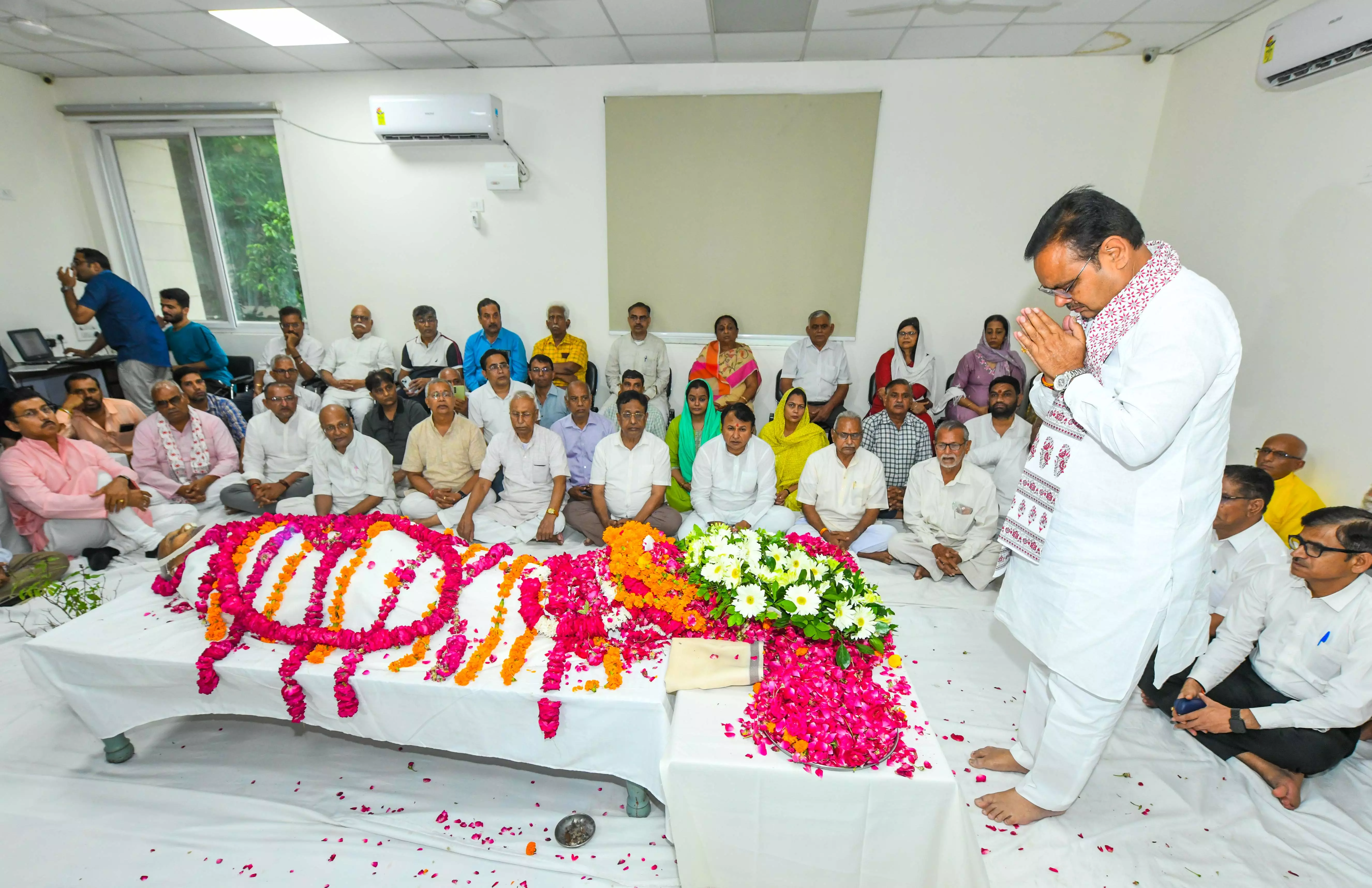 CM ने राष्ट्रीय स्वयंसेवक संघ के वरिष्ठ प्रचारक माणकचंद के निधन पर व्यक्त किया शोक CM ने राष्ट्रीय स्वयंसेवक संघ के वरिष्ठ प्रचारक माणकचंद के निधन पर व्यक्त किया शोक