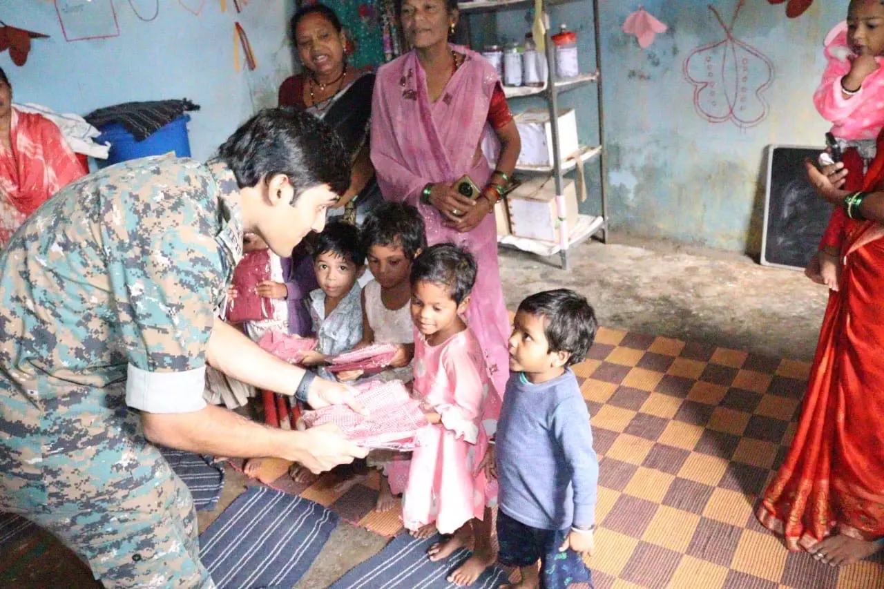 कोंडागांव में एसपी ने बच्चों को पहनाई उम्मीद की यूनिफॉर्म कोंडागांव में एसपी ने बच्चों को पहनाई उम्मीद की यूनिफॉर्म
