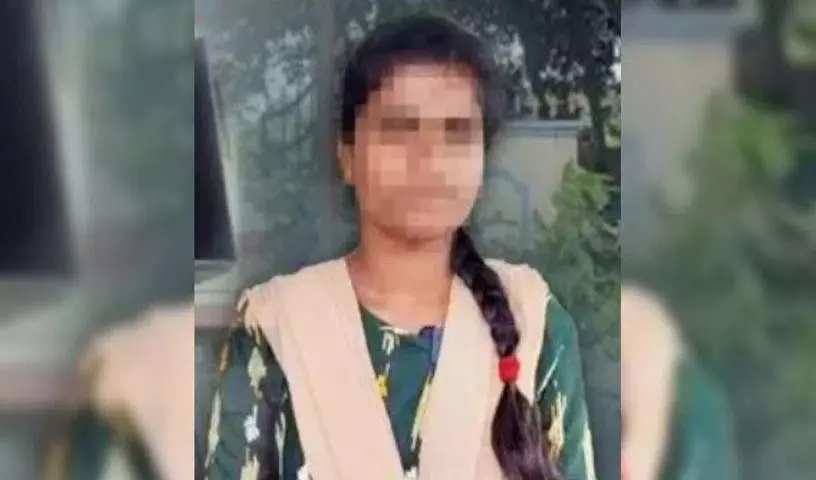 एक प्रेमी मौके का फायदा उठाकर उसे छोड़ देता है! एक प्रेमी मौके का फायदा उठाकर उसे छोड़ देता है!
