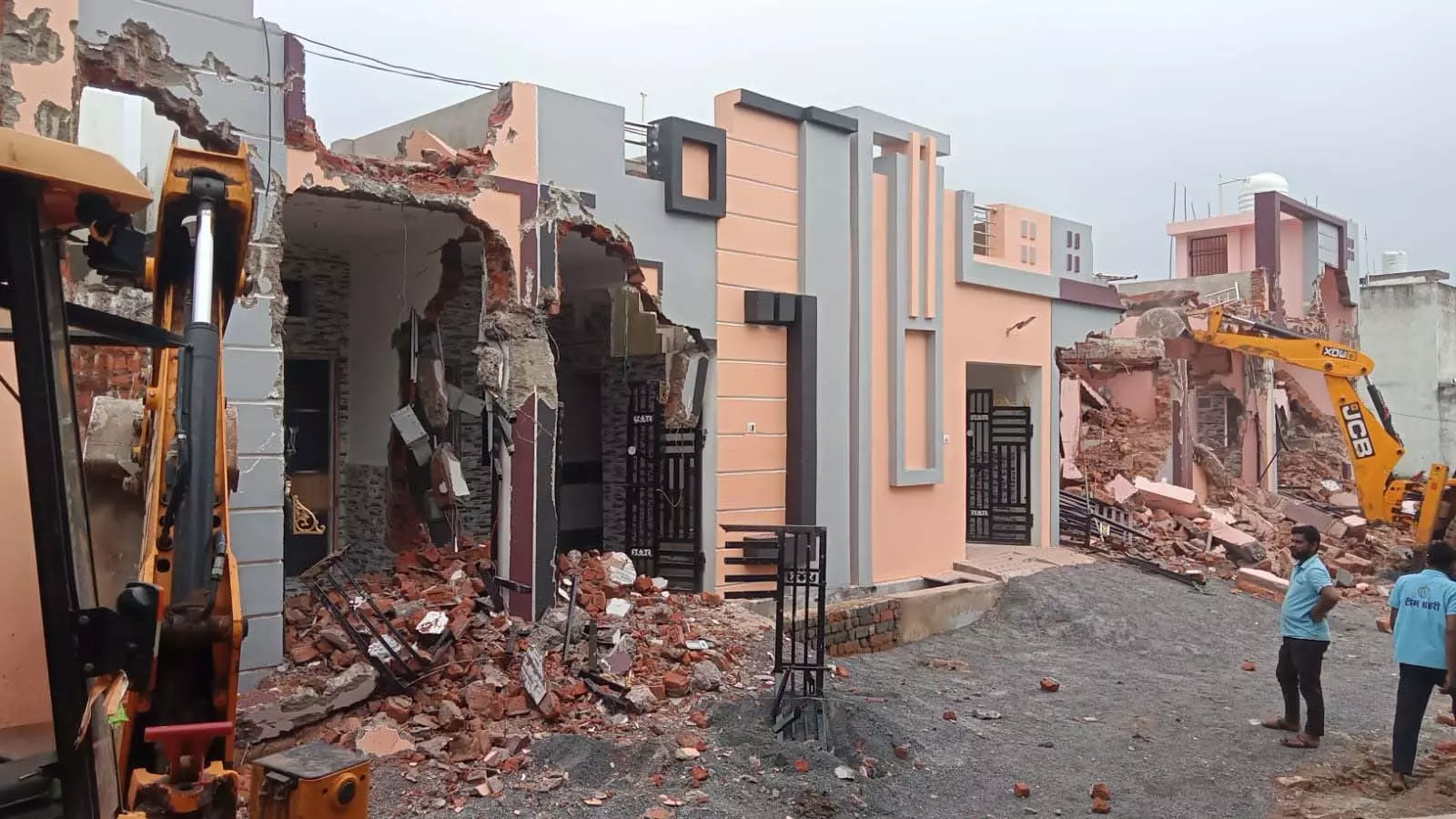 रायपुर में अवैध कॉलोनियों पर चला बुलडोजर, 16 मकान ढहाए गए रायपुर में अवैध कॉलोनियों पर चला बुलडोजर, 16 मकान ढहाए गए
