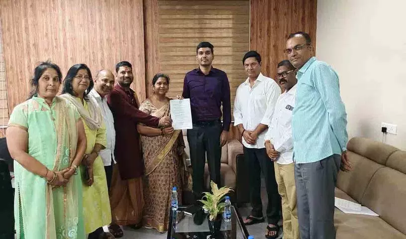 विधायक ने कलेक्टर से सरकारी जमीन को अतिक्रमण से बचाने की मांग की विधायक ने कलेक्टर से सरकारी जमीन को अतिक्रमण से बचाने की मांग की