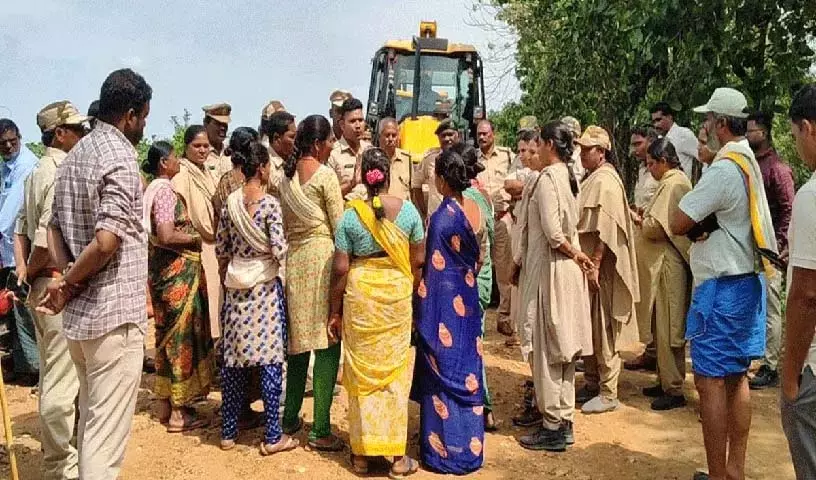 JCBs बागान की ओर जा रही JCBs बागान की ओर जा रही