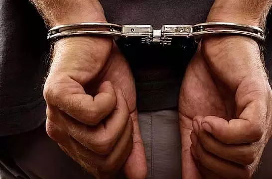 जालसाजों ने जांच करने आई पुलिस को धमकाया, फोन छीन लिए जालसाजों ने जांच करने आई पुलिस को धमकाया, फोन छीन लिए