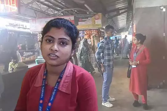 बेटिकट यात्री की दादागिरी, महिला टीटीई का उत्पीड़न बेटिकट यात्री की दादागिरी, महिला टीटीई का उत्पीड़न