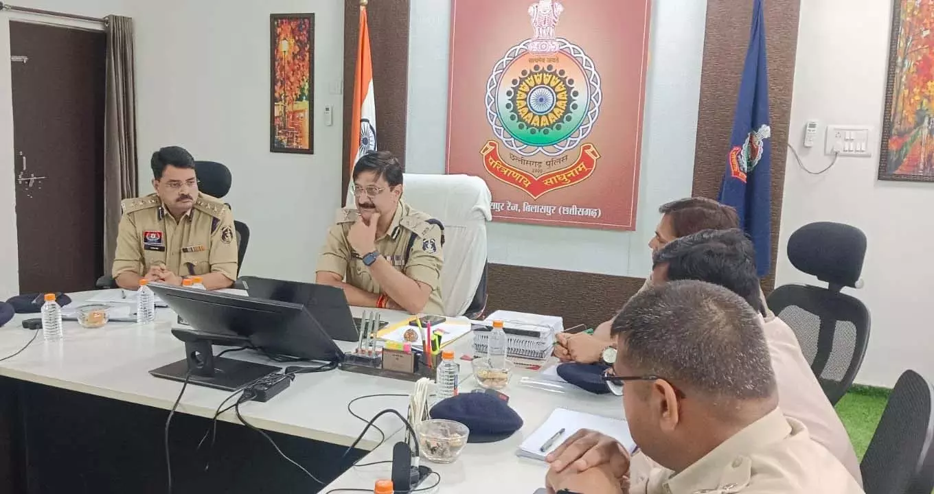 IG डॉ. संजीव शुक्ला की अपराध समीक्षा बैठक, लंबित मामलों की साप्ताहिक मॉनिटरिंग अनिवार्य IG डॉ. संजीव शुक्ला की अपराध समीक्षा बैठक, लंबित मामलों की साप्ताहिक मॉनिटरिंग अनिवार्य