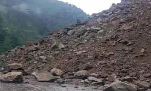 Uttarakhand: चट्टान का बड़ा हिस्सा ढहने से सड़क  बंद