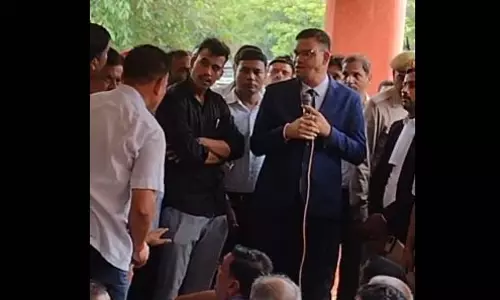 IAS अफसर पर वकील हुए हावी, जबरन उठक-बैठक कराते वीडियो वायरल IAS अफसर पर वकील हुए हावी, जबरन उठक-बैठक कराते वीडियो वायरल