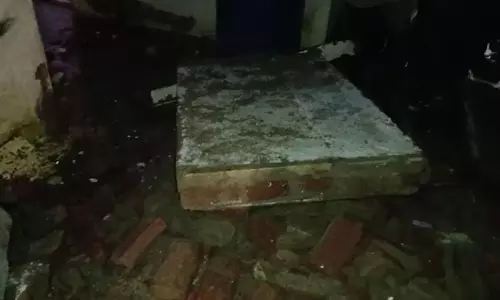 बारिश से जर्जर मकान का हिस्सा गिरा, दो की मौत बारिश से जर्जर मकान का हिस्सा गिरा, दो की मौत