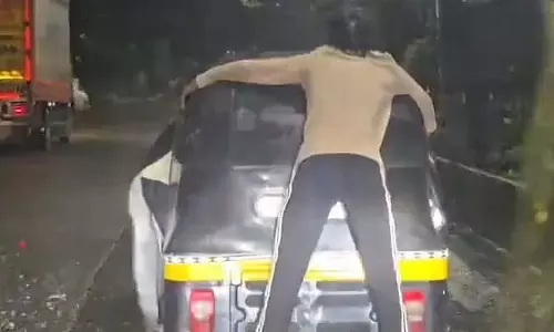 Mumbai : दीघा में बारिश के बीच चलती रिक्शा पर खतरनाक स्टंट करने पर तीन लोगों पर मामला दर्ज