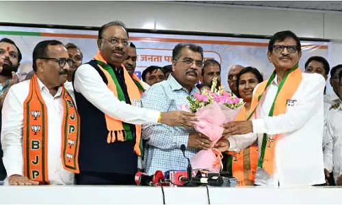 Maharashtra : पूर्व कांग्रेस मंत्री सुरेश वारपुडकर प्रमुख समर्थकों के साथ भाजपा में शामिल Maharashtra : पूर्व कांग्रेस मंत्री सुरेश वारपुडकर प्रमुख समर्थकों के साथ भाजपा में शामिल