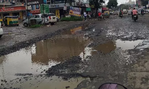 MP : राऊ और आगरा-बॉम्बे हाईवे ओवरपास पर खतरनाक गड्ढे, यात्रियों के लिए खतरा