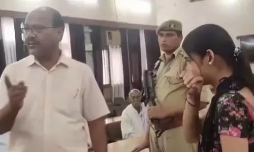 मोतियाबिंद से जूझ रही लड़की का इलाज कराने कलेक्टर ने किया वादा, भावुक वीडियो वायरल