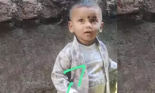 सड़क किनारे खेलते समय एक भयानक हादसा हुआ: 3 वर्षीय बच्ची की कचरा ट्रक से कुचलकर मौत हो गई सड़क किनारे खेलते समय एक भयानक हादसा हुआ: 3 वर्षीय बच्ची की कचरा ट्रक से कुचलकर मौत हो गई