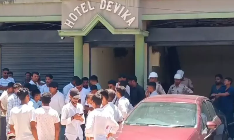 Assam: छात्रों का फूटा गुस्सा, होटल मालिक के खिलाफ प्रदर्शन तेज Assam: छात्रों का फूटा गुस्सा, होटल मालिक के खिलाफ प्रदर्शन तेज