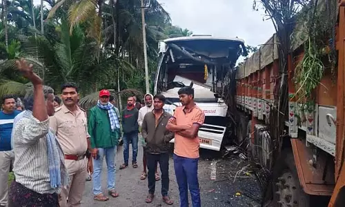 दुर्गम्बा बस ने एक खराब लॉरी को पीछे से टक्कर मारी; दो की मौत, 13 घायल दुर्गम्बा बस ने एक खराब लॉरी को पीछे से टक्कर मारी; दो की मौत, 13 घायल