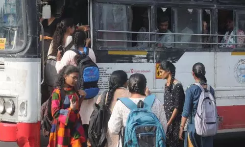 आंध्र प्रदेश की छात्राओं को मुफ़्त RTC बस यात्रा की उम्मीद