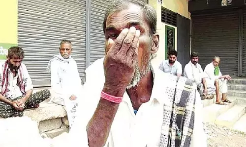 खाद की कमी: मिट्टी खाने वाली सरकार के खिलाफ किसानों का गुस्सा