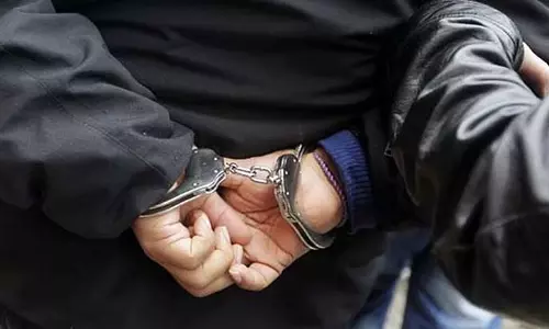 गर्लफ्रेंड के साथ मौज-मस्ती: चाचा के घर से 1 किलो से ज्यादा सोने के जेवर चोरी, 4 छात्र गिरफ्तार गर्लफ्रेंड के साथ मौज-मस्ती: चाचा के घर से 1 किलो से ज्यादा सोने के जेवर चोरी, 4 छात्र गिरफ्तार