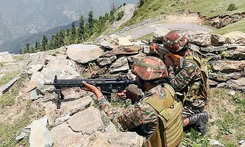 जम्मू-कश्मीर के पुंछ जिले में मुठभेड़: दो आतंकवादी पकड़े गए