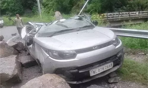 Himachal Pradesh:सैंज-आनी-औट एनएच पर पत्थरों की बारिश कार क्षतिग्रस्त Himachal Pradesh:सैंज-आनी-औट एनएच पर पत्थरों की बारिश कार क्षतिग्रस्त