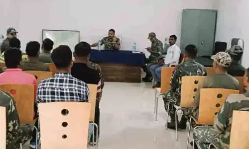 डीआरजी कैंप पहुंचे धमतरी एसपी, जवानों से की बातचीत डीआरजी कैंप पहुंचे धमतरी एसपी, जवानों से की बातचीत