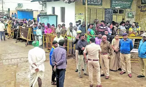 यूरिया वितरण के लिए कड़ी सुरक्षा: रात में भी कतारें यूरिया वितरण के लिए कड़ी सुरक्षा: रात में भी कतारें