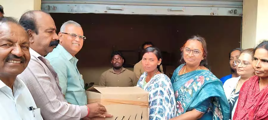 Karnataka : महिला सशक्तिकरण के लिए चूजों का वितरण