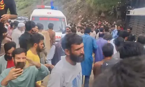 उत्तरी कश्मीर के हंदवाड़ा में बस पलटने से शिक्षक की मौत, 20 घायल उत्तरी कश्मीर के हंदवाड़ा में बस पलटने से शिक्षक की मौत, 20 घायल