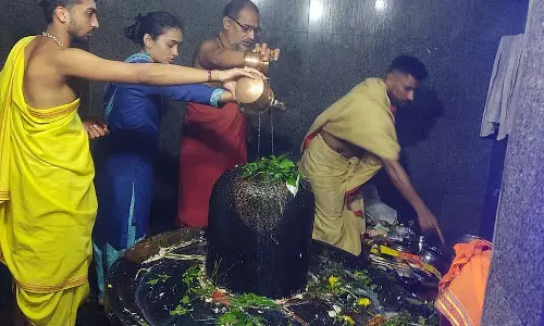 Karnataka : नागेश्वर लिंग की पूजा करते श्रद्धालु
