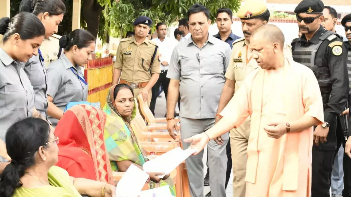 Gorakhpur: जनता दर्शन में सीएम योगी ने सुनी जन-समस्याएं Gorakhpur: जनता दर्शन में सीएम योगी ने सुनी जन-समस्याएं