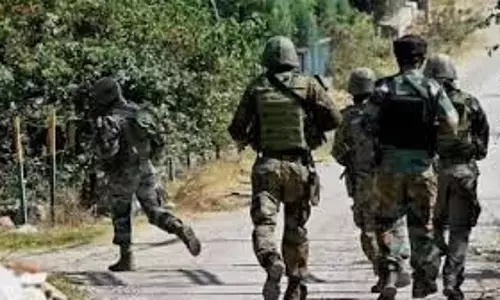 सेना ने जम्मू-कश्मीर में पुंछ नियंत्रण रेखा पर आतंकवादियों को रोका, मुठभेड़ जारी