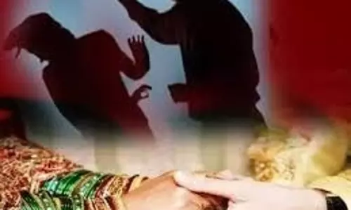 Barabanki: विवाहिता को दहेज के लिए प्रताड़ित कर निकाला Barabanki: विवाहिता को दहेज के लिए प्रताड़ित कर निकाला