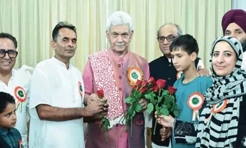 गांधी ग्लोबल फैमिली के सदस्यों ने एलजी सिन्हा से मुलाकात की