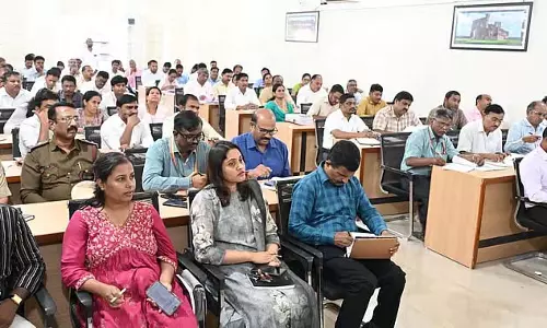 स्वतंत्रता दिवस की तैयारियाँ : प्लास्टिक के झंडों के इस्तेमाल पर प्रतिबंध