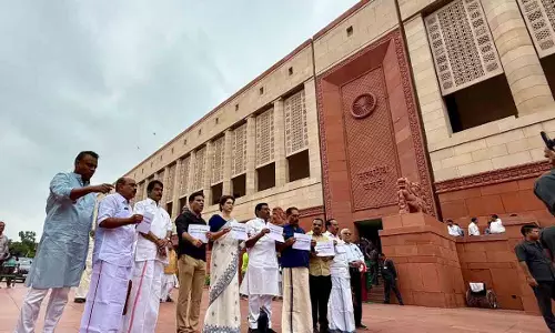 ननों की गिरफ्तारी के विरोध में प्रियंका गांधी का संसद के बाहर प्रदर्शन