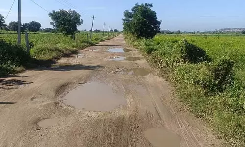 सड़क जर्जर; यातायात बाधित