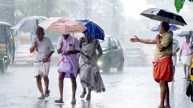 IMD ने भारी बारिश की भविष्यवाणी की है; तेज़ हवाओं और ऊँची लहरों की चेतावनी IMD ने भारी बारिश की भविष्यवाणी की है; तेज़ हवाओं और ऊँची लहरों की चेतावनी